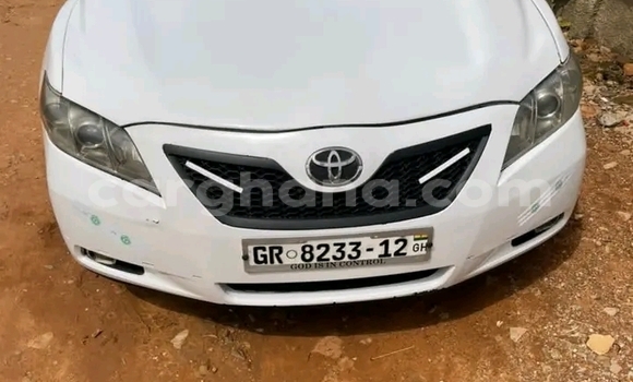 Sayi Na hannu Toyota Camry White Mota in Accra a Greater Accra
