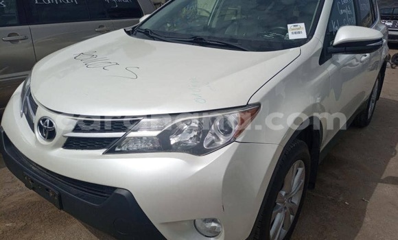 Ra Àlòkù Toyota RAV4 funfun Ọkọ̀ in Accra ni Greater Accra