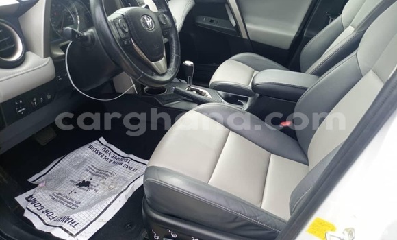 Ra Àlòkù Toyota RAV4 funfun Ọkọ̀ in Accra ni Greater Accra Ra Àlòkù Toyota RAV4 funfun Ọkọ̀ in Accra ni Greater Accra