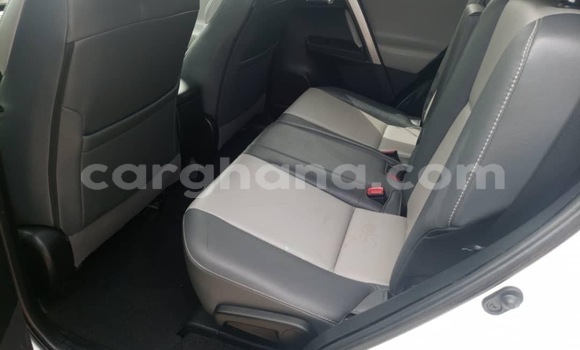 Ra Àlòkù Toyota RAV4 funfun Ọkọ̀ in Accra ni Greater Accra Ra Àlòkù Toyota RAV4 funfun Ọkọ̀ in Accra ni Greater Accra