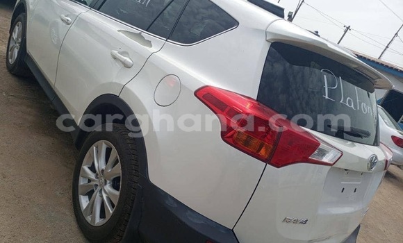 Ra Àlòkù Toyota RAV4 funfun Ọkọ̀ in Accra ni Greater Accra Ra Àlòkù Toyota RAV4 funfun Ọkọ̀ in Accra ni Greater Accra