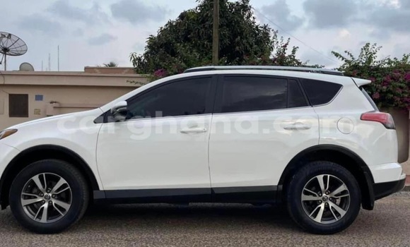 Ra Àlòkù Toyota RAV4 funfun Ọkọ̀ in Accra ni Greater Accra Ra Àlòkù Toyota RAV4 funfun Ọkọ̀ in Accra ni Greater Accra