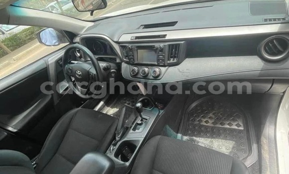 Ra Àlòkù Toyota RAV4 funfun Ọkọ̀ in Accra ni Greater Accra Ra Àlòkù Toyota RAV4 funfun Ọkọ̀ in Accra ni Greater Accra