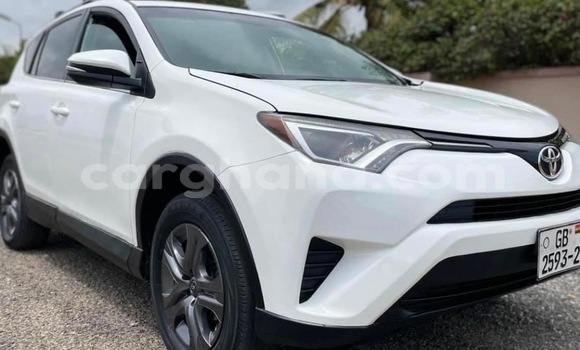 Ra Àlòkù Toyota RAV4 funfun Ọkọ̀ in Accra ni Greater Accra Ra Àlòkù Toyota RAV4 funfun Ọkọ̀ in Accra ni Greater Accra
