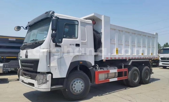 Sayi Na hannu Howo Sinotruck White Babbar mota in Accra a Greater Accra Sayi Na hannu Howo Sinotruck White Babbar mota in Accra a Greater Accra