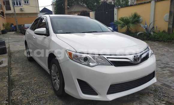 Sayi Na hannu Toyota Camry White Mota in Accra a Greater Accra Sayi Na hannu Toyota Camry White Mota in Accra a Greater Accra