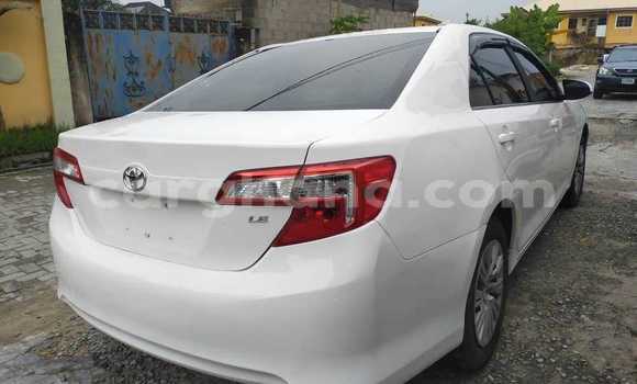 Sayi Na hannu Toyota Camry White Mota in Accra a Greater Accra Sayi Na hannu Toyota Camry White Mota in Accra a Greater Accra
