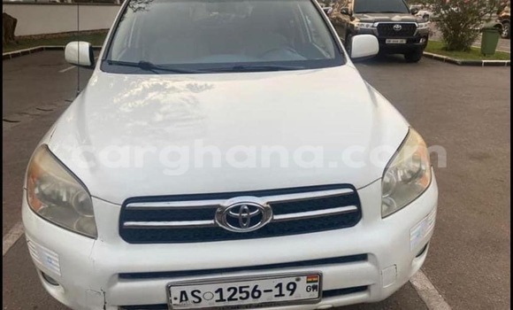 Sayi Na hannu Toyota RAV4 White Mota in Accra a Greater Accra Sayi Na hannu Toyota RAV4 White Mota in Accra a Greater Accra