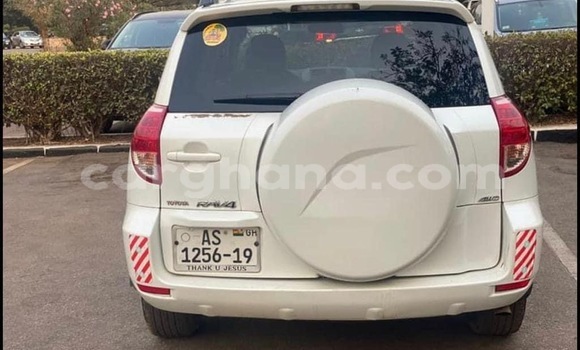 Sayi Na hannu Toyota RAV4 White Mota in Accra a Greater Accra Sayi Na hannu Toyota RAV4 White Mota in Accra a Greater Accra