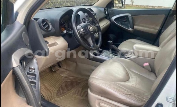 Sayi Na hannu Toyota RAV4 White Mota in Accra a Greater Accra Sayi Na hannu Toyota RAV4 White Mota in Accra a Greater Accra