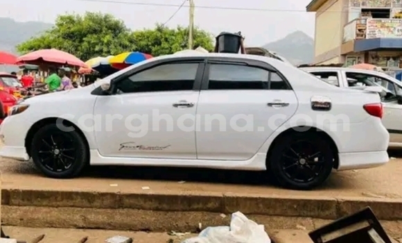 Ra Àlòkù Toyota Corolla funfun Ọkọ̀ in Accra ni Greater Accra