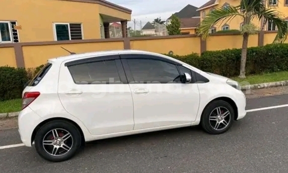 Ra Àlòkù Toyota Vitz funfun Ọkọ̀ in Accra ni Greater Accra