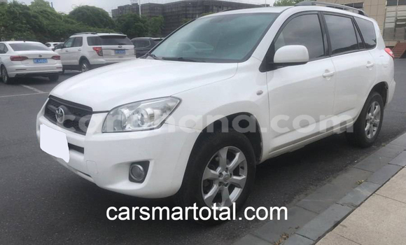 Ra Àlòkù Toyota RAV4 funfun Ọkọ̀ in Adaklu Waya ni Volta