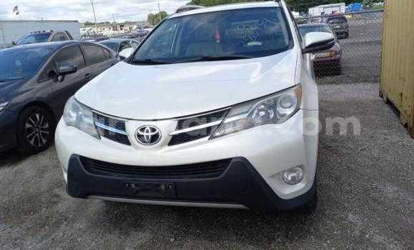 Sayi Na hannu Toyota RAV4 White Mota in Accra a Greater Accra