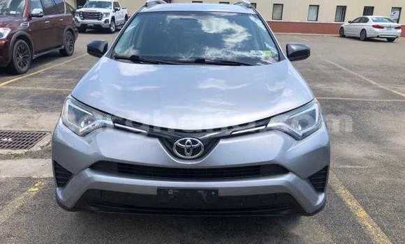 Sayi Na hannu Toyota RAV4 Azurfa Mota in Accra a Greater Accra