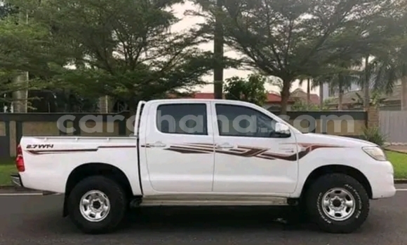 Ra Àlòkù Toyota Hilux funfun Ọkọ̀ in Accra ni Greater Accra