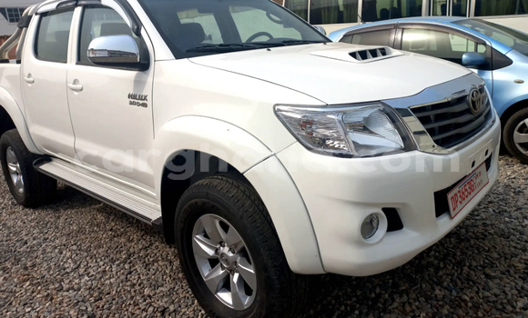 Ra Àlòkù Toyota Hilux funfun Ọkọ̀ in Accra ni Greater Accra