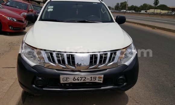 Sayi Na hannu Mitsubishi L200 White Mota in Accra a Greater Accra