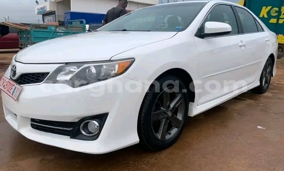 Ra Àlòkù Toyota Camry funfun Ọkọ̀ in Accra ni Greater Accra