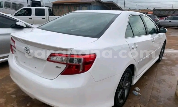 Sayi Na hannu Toyota Camry White Mota in Accra a Greater Accra Sayi Na hannu Toyota Camry White Mota in Accra a Greater Accra