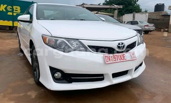 Sayi Na hannu Toyota Camry White Mota in Accra a Greater Accra Sayi Na hannu Toyota Camry White Mota in Accra a Greater Accra