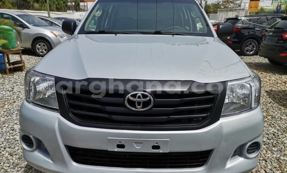 Sayi Na hannu Toyota Hilux Azurfa Mota in Accra a Greater Accra