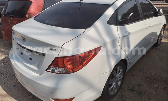 Ra Àlòkù Hyundai Accent funfun Ọkọ̀ in Accra ni Greater Accra Ra Àlòkù Hyundai Accent funfun Ọkọ̀ in Accra ni Greater Accra