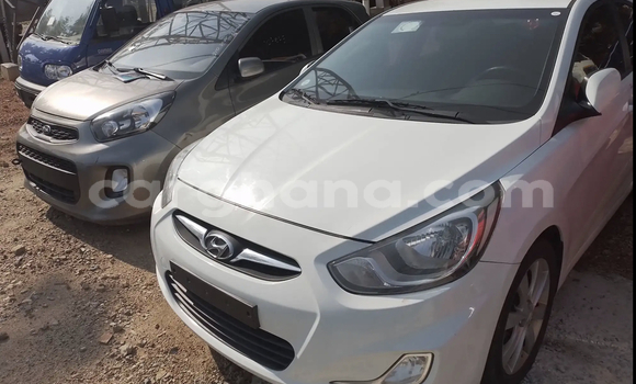 Ra Àlòkù Hyundai Accent funfun Ọkọ̀ in Accra ni Greater Accra Ra Àlòkù Hyundai Accent funfun Ọkọ̀ in Accra ni Greater Accra
