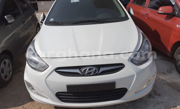 Ra Àlòkù Hyundai Accent funfun Ọkọ̀ in Accra ni Greater Accra Ra Àlòkù Hyundai Accent funfun Ọkọ̀ in Accra ni Greater Accra