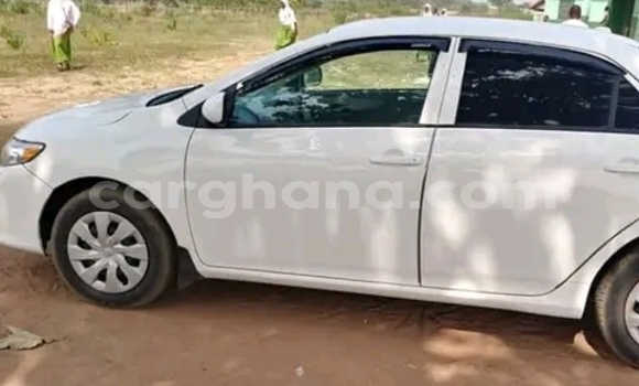 Sayi Na hannu Toyota Corolla White Mota in Accra a Greater Accra