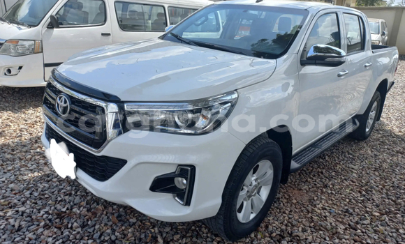 Ra Àlòkù Toyota Hilux funfun Ọkọ̀ in Accra ni Greater Accra