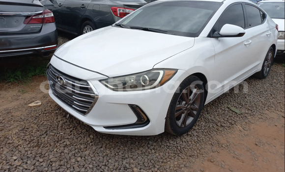 Ra Àlòkù Hyundai Elantra funfun Ọkọ̀ in Accra ni Greater Accra Ra Àlòkù Hyundai Elantra funfun Ọkọ̀ in Accra ni Greater Accra
