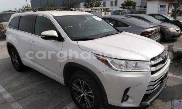 Ra Àlòkù Toyota Highlander funfun Ọkọ̀ in Accra ni Greater Accra