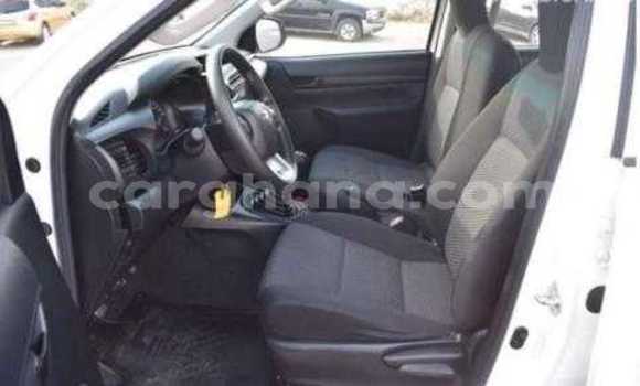 Sayi Na hannu Toyota Hilux White Mota in Accra a Greater Accra Sayi Na hannu Toyota Hilux White Mota in Accra a Greater Accra