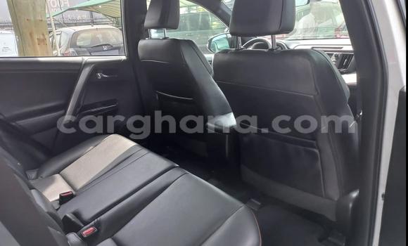 Ra Àlòkù Toyota RAV4 funfun Ọkọ̀ in Accra ni Greater Accra Ra Àlòkù Toyota RAV4 funfun Ọkọ̀ in Accra ni Greater Accra