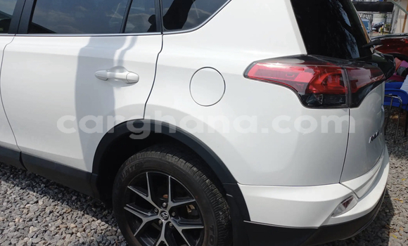 Ra Àlòkù Toyota RAV4 funfun Ọkọ̀ in Accra ni Greater Accra Ra Àlòkù Toyota RAV4 funfun Ọkọ̀ in Accra ni Greater Accra