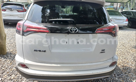 Ra Àlòkù Toyota RAV4 funfun Ọkọ̀ in Accra ni Greater Accra Ra Àlòkù Toyota RAV4 funfun Ọkọ̀ in Accra ni Greater Accra