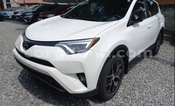 Ra Àlòkù Toyota RAV4 funfun Ọkọ̀ in Accra ni Greater Accra Ra Àlòkù Toyota RAV4 funfun Ọkọ̀ in Accra ni Greater Accra
