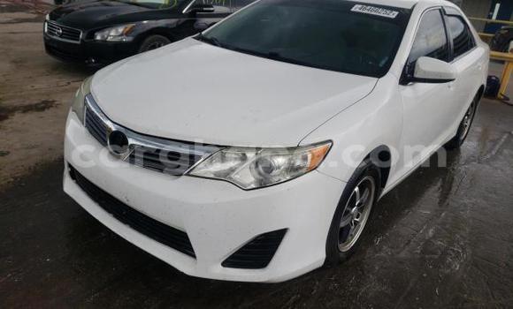 Sayi Na hannu Toyota Camry White Mota in Accra a Greater Accra