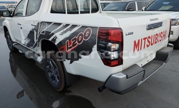 Ra Àlòkù Mitsubishi L200 funfun Ọkọ̀ in Accra ni Greater Accra Ra Àlòkù Mitsubishi L200 funfun Ọkọ̀ in Accra ni Greater Accra