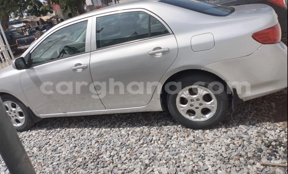 Sayi Na hannu Toyota Corolla Azurfa Mota in Accra a Greater Accra