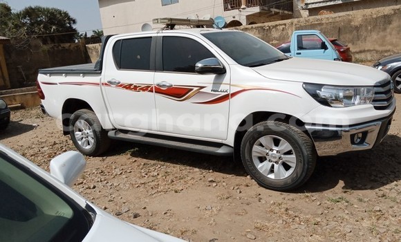 Sayi Na hannu Toyota Hilux White Mota in Sekondi a Yamma Sayi Na hannu Toyota Hilux White Mota in Sekondi a Yamma