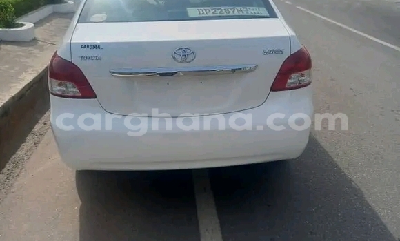 Ra Àlòkù Toyota Yaris funfun Ọkọ̀ in Accra ni Greater Accra