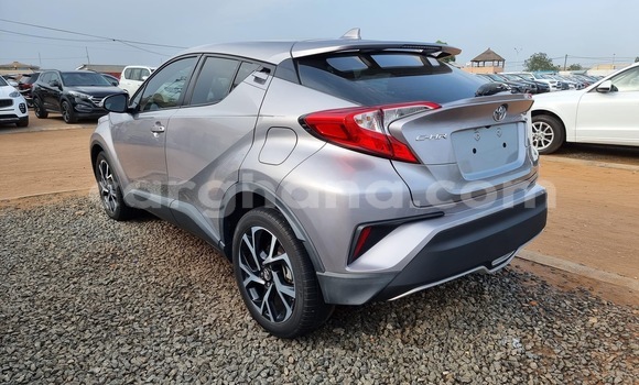 Sayi Na hannu Toyota C-HR Azurfa Mota in Accra a Greater Accra