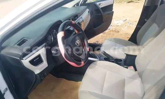 Ra Àlòkù Toyota Corolla funfun Ọkọ̀ in Accra ni Greater Accra