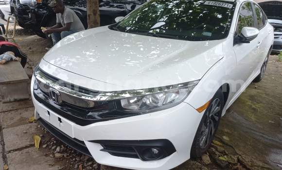 Sayi Na hannu Honda Civic White Mota in Accra a Greater Accra