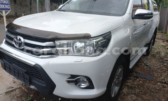 Sayi Na hannu Toyota Hilux White Mota in Accra a Greater Accra