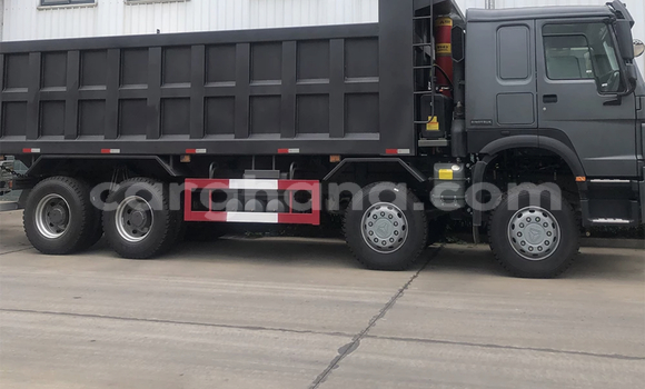Ra Àlòkù Howo Sinotruck Black Ọkọ̀ akẹ́rù ńlá in Accra ni Greater Accra
