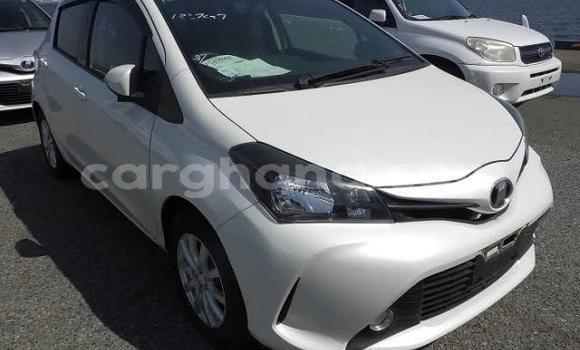 Sayi Na hannu Toyota Vitz White Mota in Accra a Greater Accra