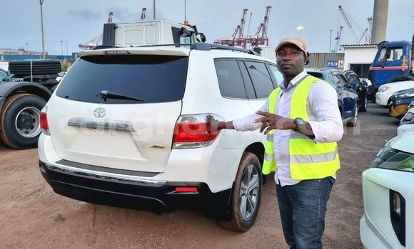 Ra Àlòkù Toyota Highlander funfun Ọkọ̀ in Accra ni Greater Accra Ra Àlòkù Toyota Highlander funfun Ọkọ̀ in Accra ni Greater Accra